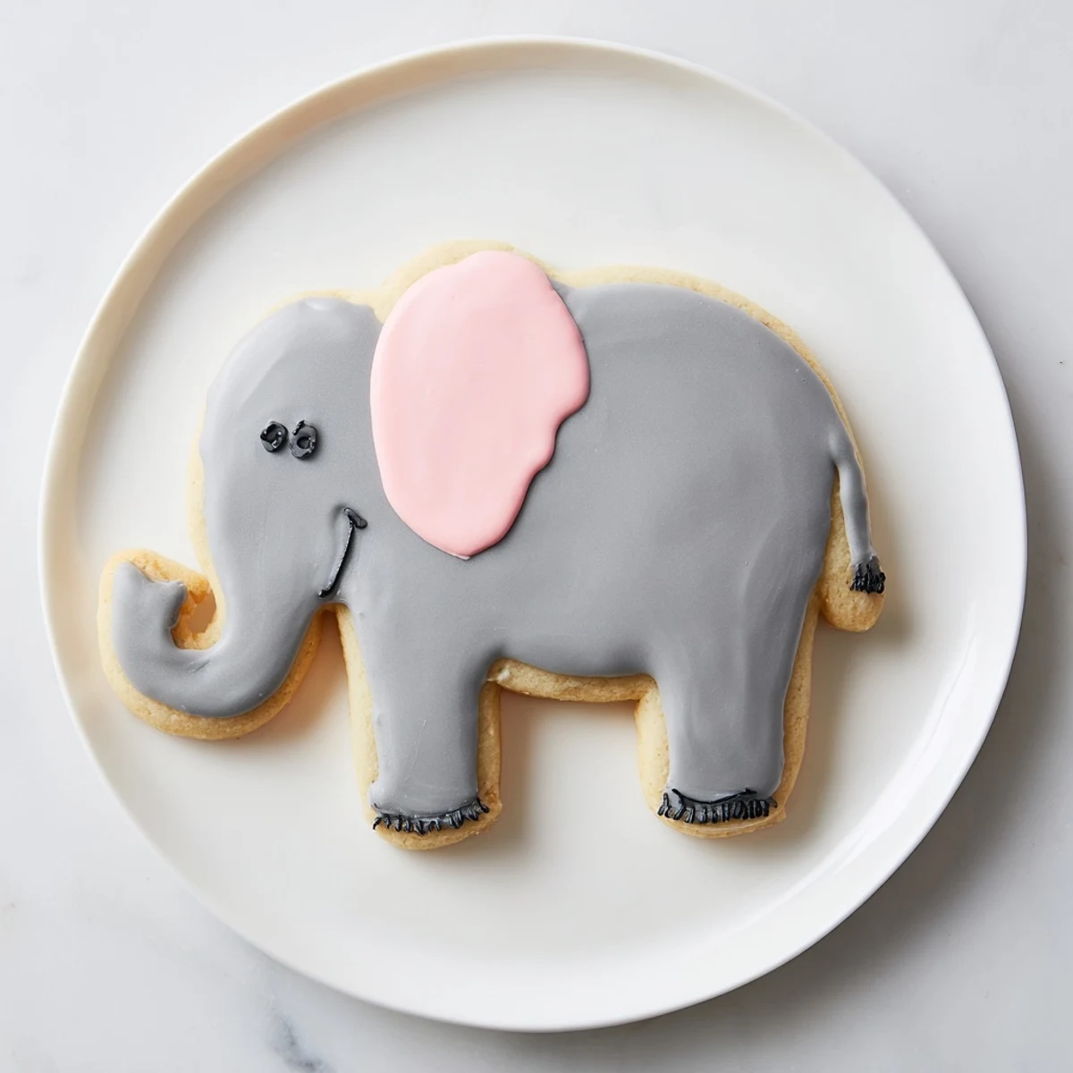 Giant, frosted Biscuits Amical Éléphant Géant, perfect homemade sugar cookies, ready for a fun dessert.